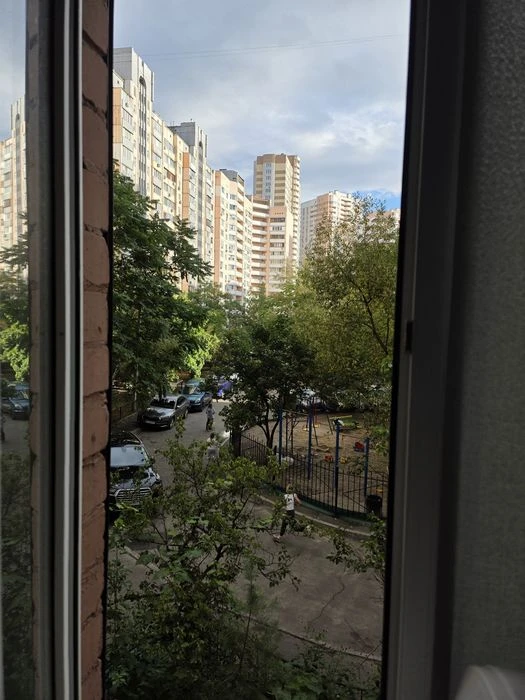 Власник  Продаж 3к   10 хв пішки до метро, 2 поверх, стіни ц