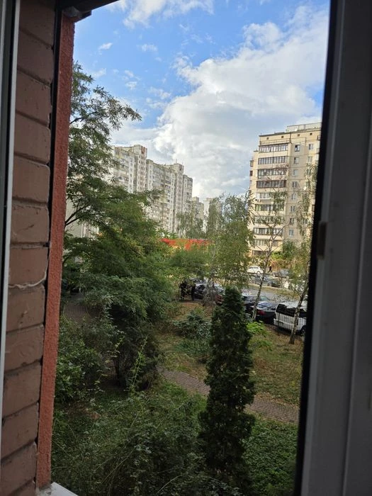 Власник  Продаж 3к   10 хв пішки до метро, 2 поверх, стіни ц