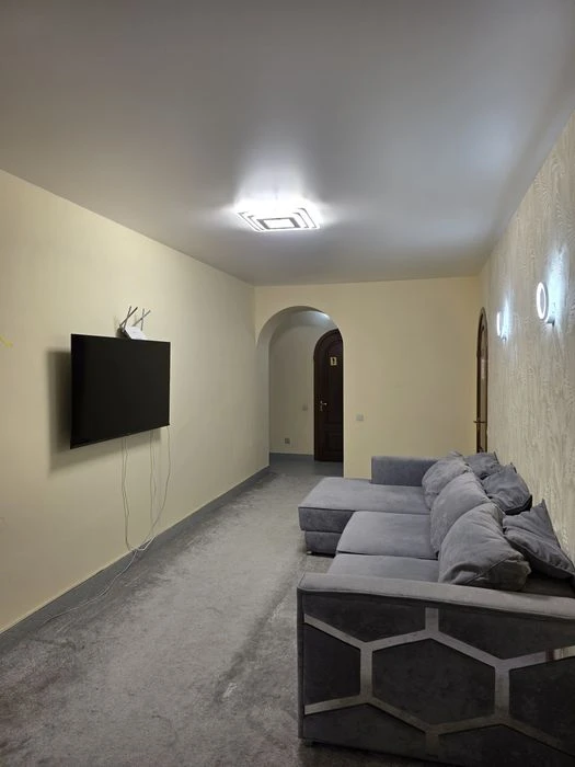 Власник  Продаж 3к   10 хв пішки до метро, 2 поверх, стіни ц