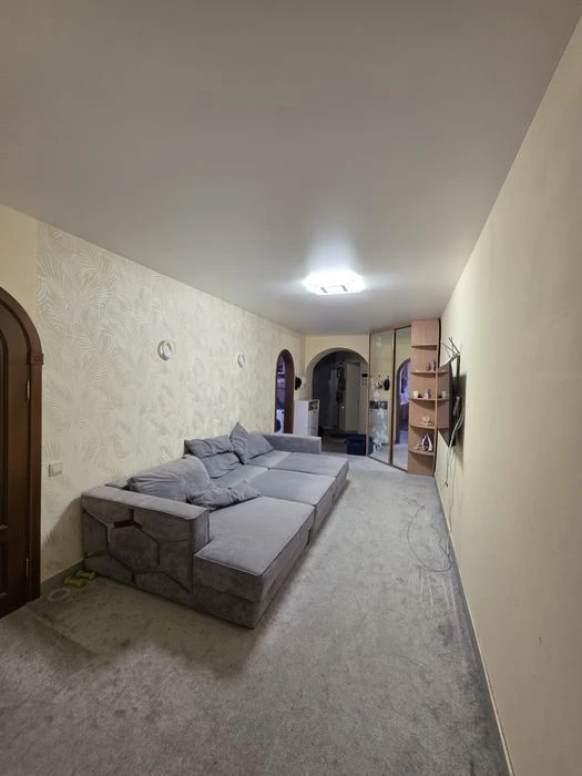 Власник  Продаж 3к   10 хв пішки до метро, 2 поверх, стіни ц