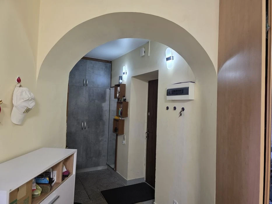 Власник  Продаж 3к   10 хв пішки до метро, 2 поверх, стіни ц