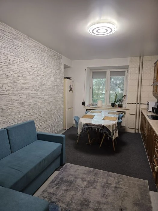 Власник  Продаж 3к   10 хв пішки до метро, 2 поверх, стіни ц