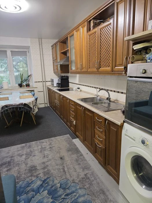 Власник  Продаж 3к   10 хв пішки до метро, 2 поверх, стіни ц
