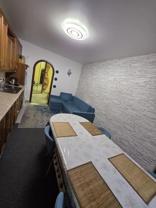 Власник  Продаж 3к   10 хв пішки до метро, 2 поверх, стіни ц