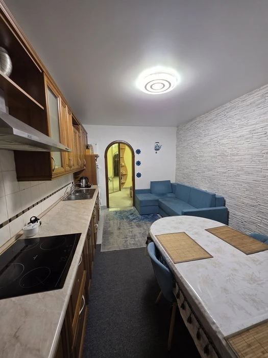 Власник  Продаж 3к   10 хв пішки до метро, 2 поверх, стіни ц