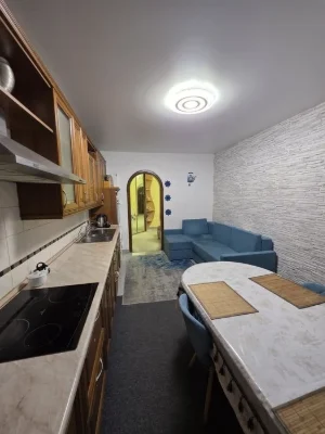 Власник  Продаж 3к   10 хв пішки до метро, 2 поверх, стіни ц