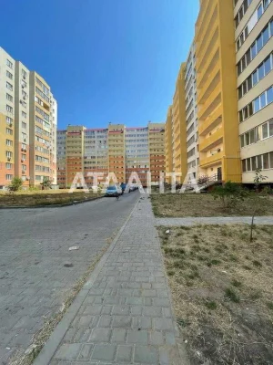 Однокомнатная. 50м.кв, выгодная цена. Торг. Программы