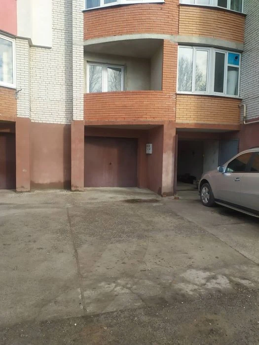Гаражне місце під будинком