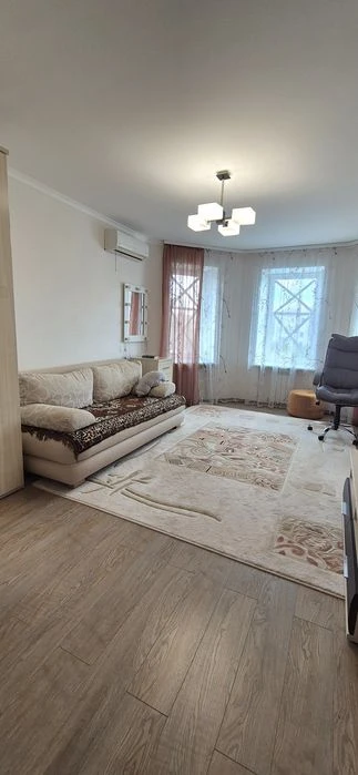 Продаж 4-кімнатної квартири у престижному будинку на Петропа