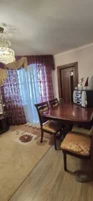 Продаж 4-кімнатної квартири у престижному будинку на Петропа