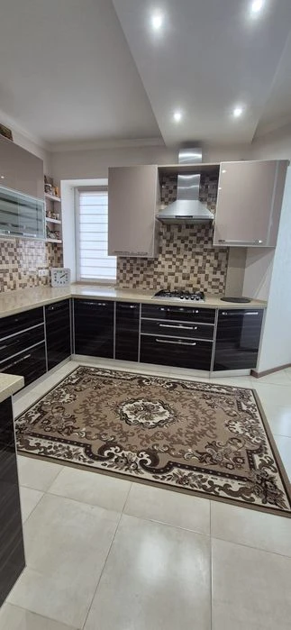Продаж 4-кімнатної квартири у престижному будинку на Петропа