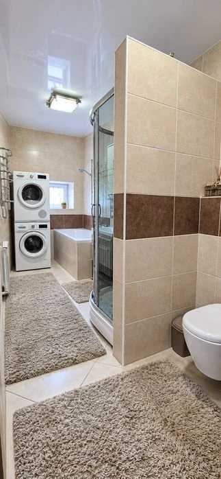 Продаж 4-кімнатної квартири у престижному будинку на Петропа