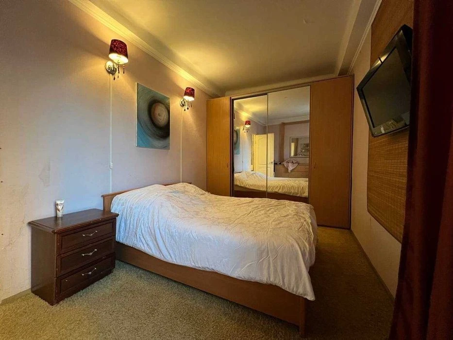 Mikhnovsky Blvd. (Druzhby Narodiv) Apartment 45m with renovation.