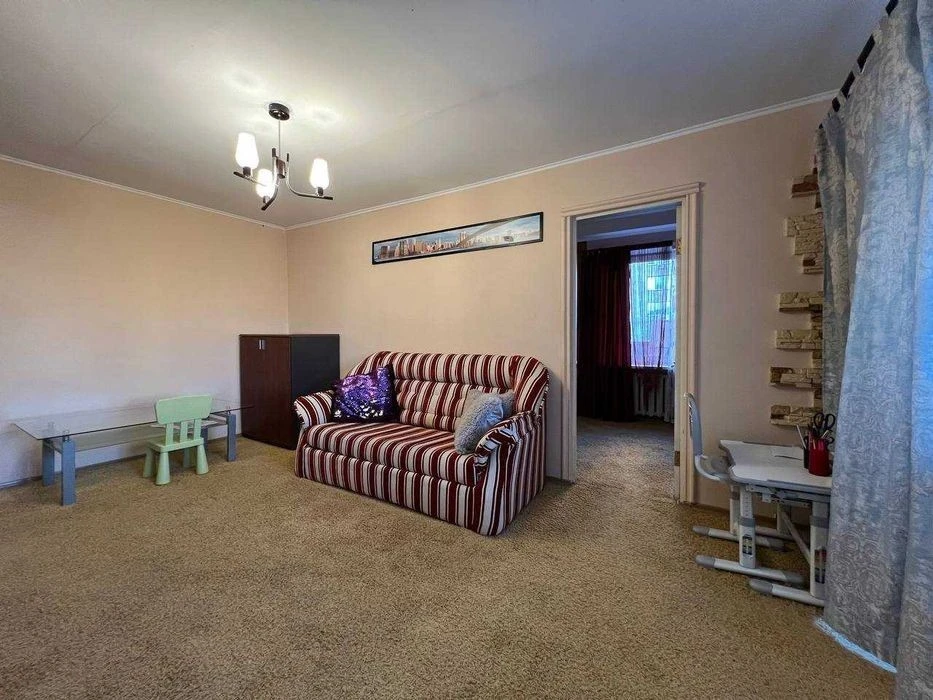 Mikhnovsky Blvd. (Druzhby Narodiv) Apartment 45m with renovation.