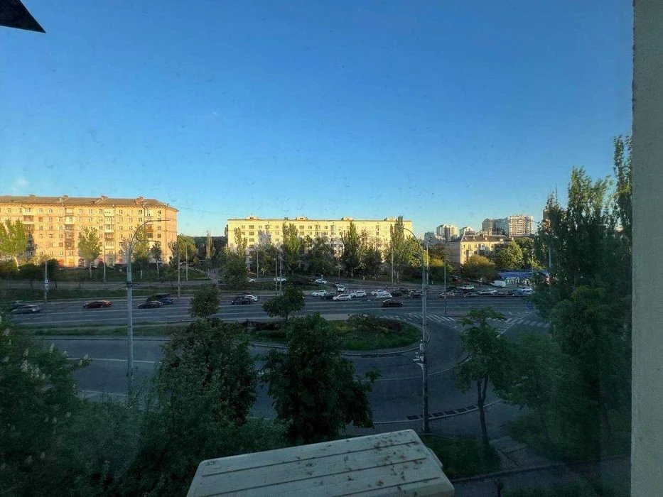 Mikhnovsky Blvd. (Druzhby Narodiv) Apartment 45m with renovation.
