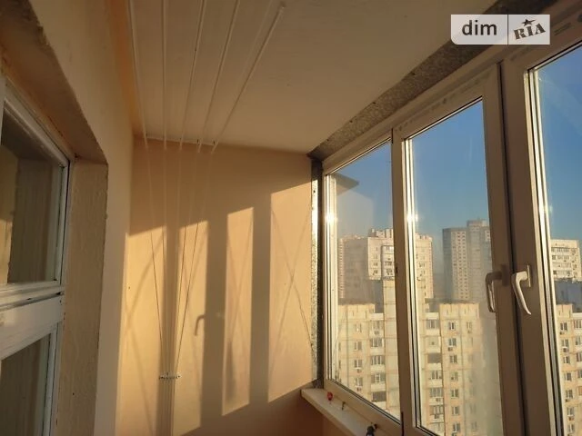 Довготривала оренда 2к квартири на вул. Лариси Руденко 21 •