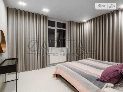 Продаж 3к квартири 81 кв. м на вул. пр-т Комарова Космонавта