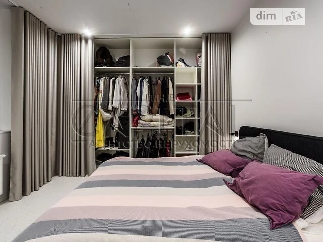 Продаж 3к квартири 81 кв. м на вул. пр-т Комарова Космонавта
