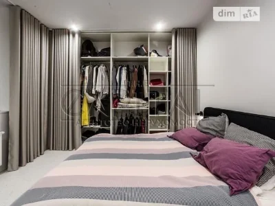 Продаж 3к квартири 81 кв. м на вул. пр-т Комарова Космонавта