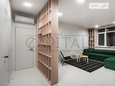 Продаж 3к квартири 81 кв. м на вул. пр-т Комарова Космонавта