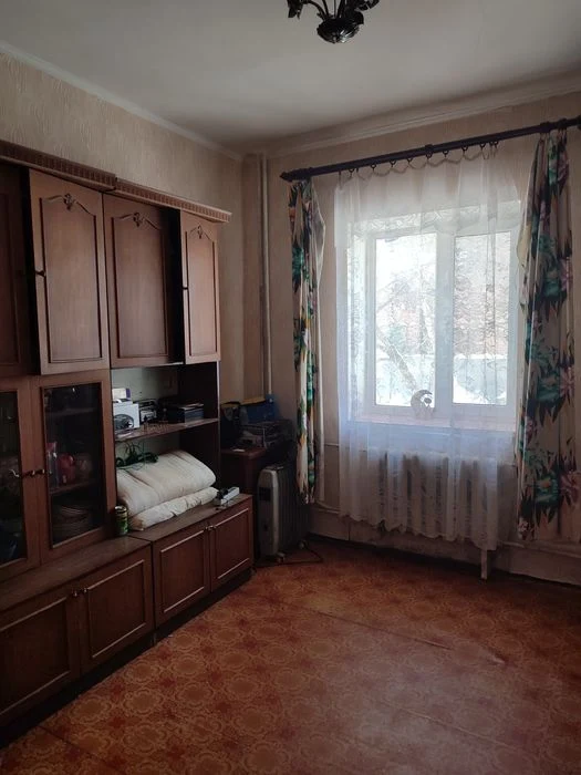 Продам 2 кімнатну квартиру свій гараж .