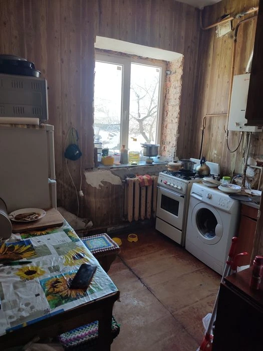 Продам 2 кімнатну квартиру свій гараж .
