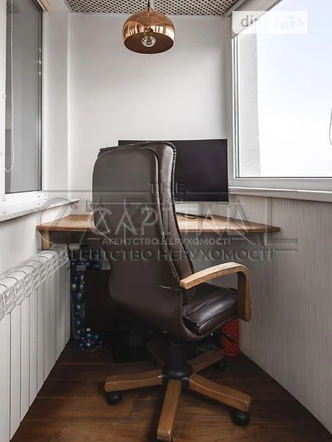 Продаж 2к квартири 76 кв. м на вул. пр-т Володимира Івасюка