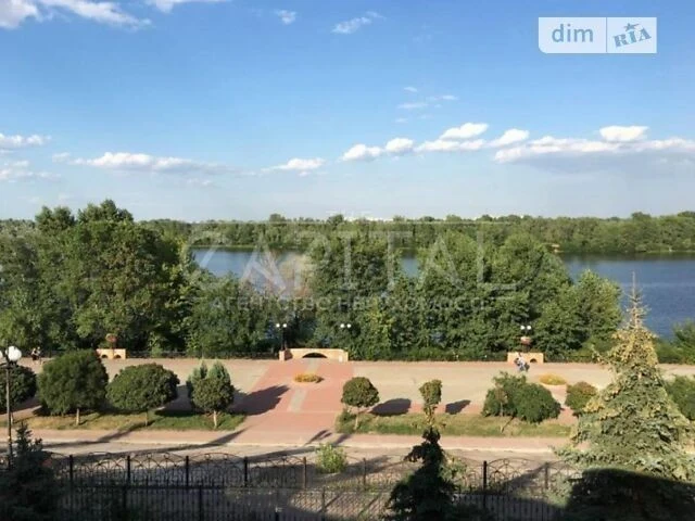 Продаж 4 поверхового будинку з верандою і ділянкою на 4 сотк