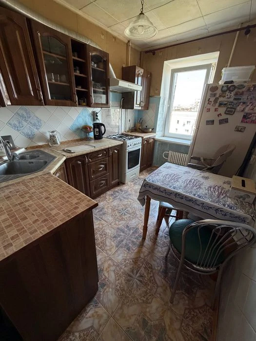 Продаж 4-кімнатна квартира в районі Виставка