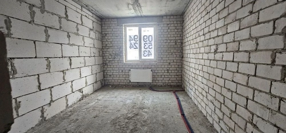 A one-room apartment is for sale in the Skazka Kholod residential complex.