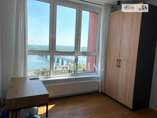 Продаж 2к квартири 68 кв. м на вул. Набережно-Рибальська дор