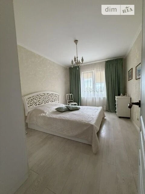 Продаж 2к квартири 64 кв. м на вул. Михайла Максимовича 7 •