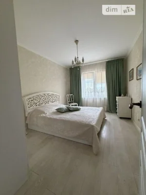 Продаж 2к квартири 64 кв. м на вул. Михайла Максимовича 7 •