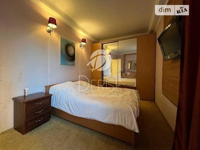 Продаж 2к квартири 45 кв. м на бул. Миколи Міхновського 27 •