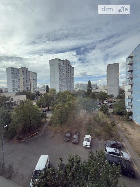 Продаж 1к квартири 31 кв. м на просп. Червоної Калини 28Б •