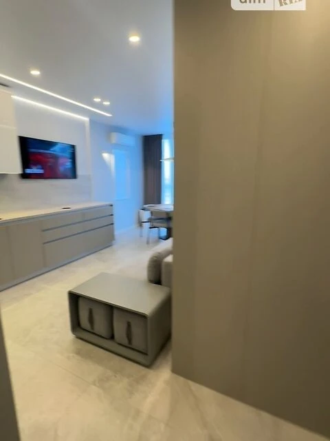 Продаж 2к квартири 77 кв. м на вул. Микільсько-Слобідська 10