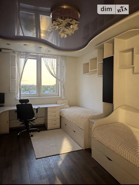 Продаж 2к квартири 57 кв. м на вул. Соломії Крушельницької 1