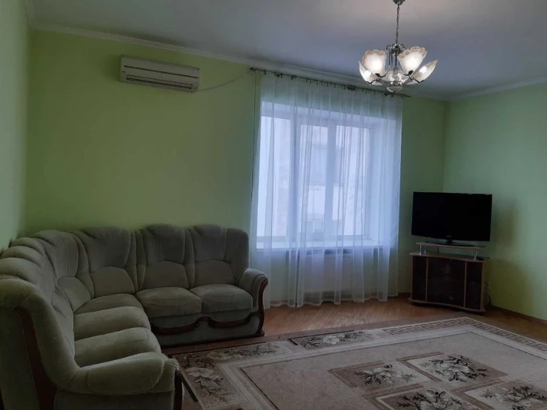 В продаже двухкомнатная квартира в кирпичном, газовом  доме
