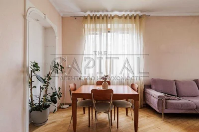Продаж квартири, вул. Трьохсвятительська, Центр