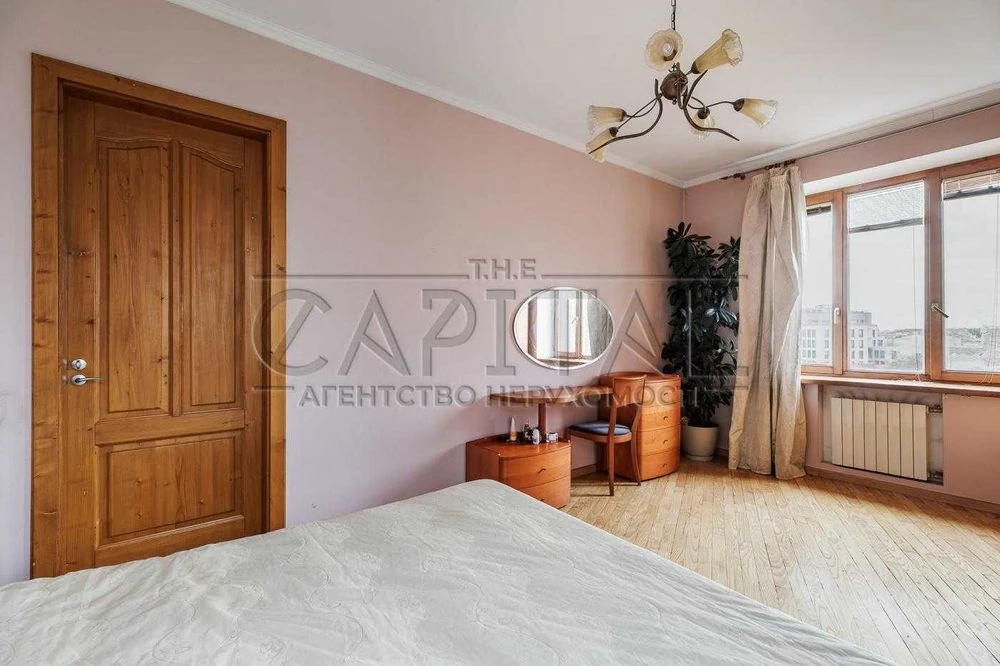 Продаж квартири, вул. Трьохсвятительська, Центр