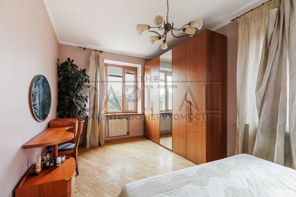 Продаж квартири, вул. Трьохсвятительська, Центр