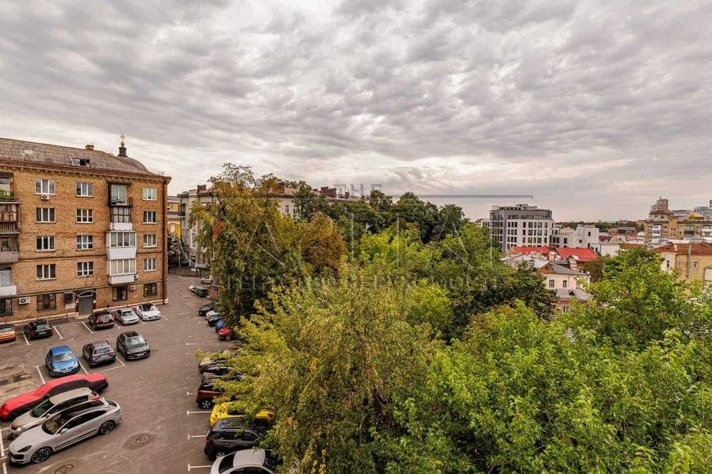 Продаж квартири, вул. Трьохсвятительська, Центр