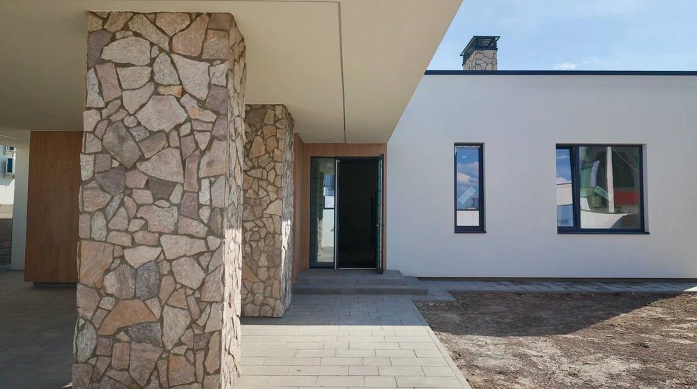 Сучасний будинок 3 спальні | 53 м² кухня-вітальня | 8 соток