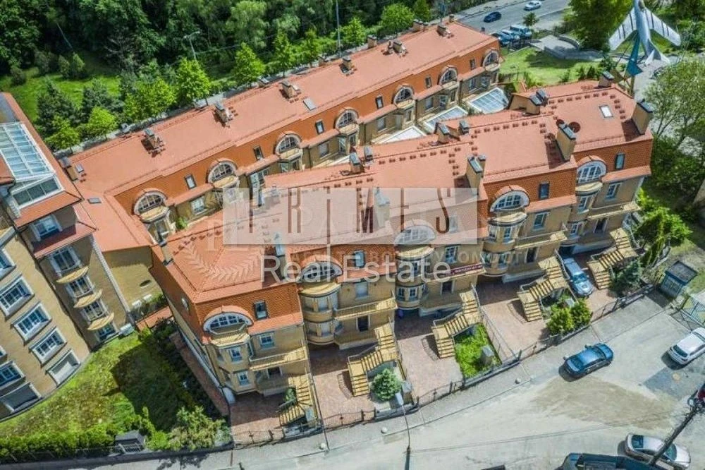 Продаж 4 поверхового таунхауса з ділянкою на 2 сотки, 485 кв