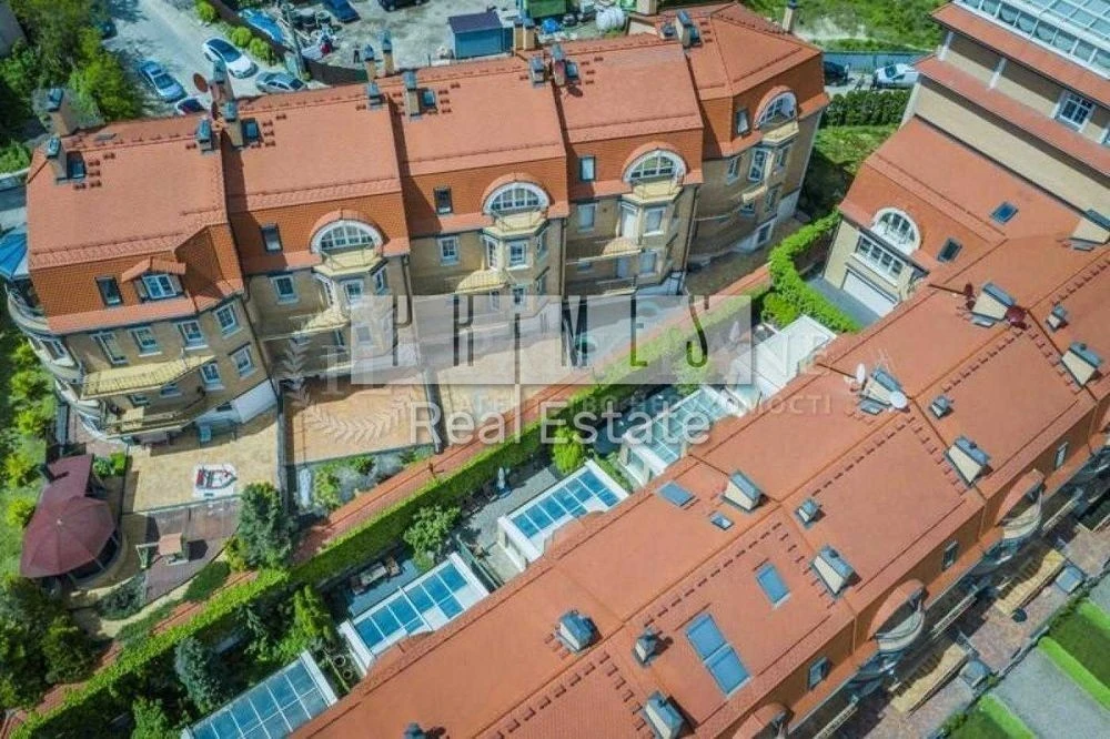 Продаж 4 поверхового таунхауса з ділянкою на 2 сотки, 485 кв