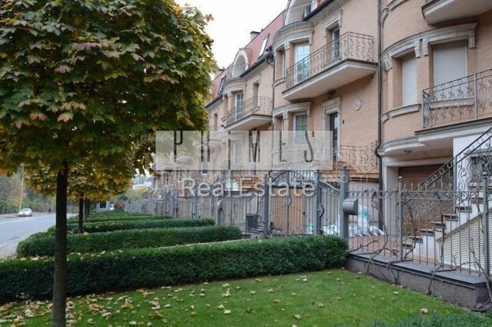 Продаж 4 поверхового таунхауса з ділянкою на 2 сотки, 485 кв