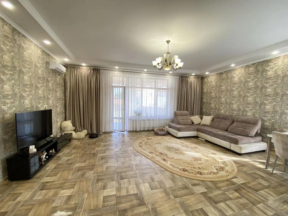 House for sale in Sauvignon, 220m²