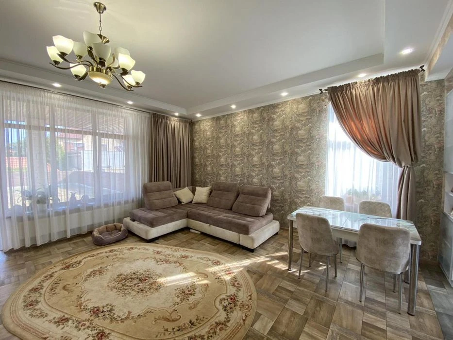 House for sale in Sauvignon, 220m²