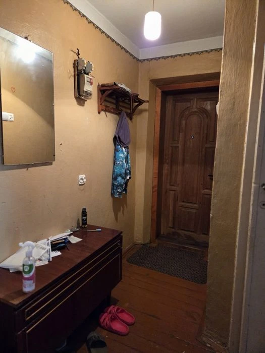 Продаж двохкімнатної квартири в цегляному будинку.