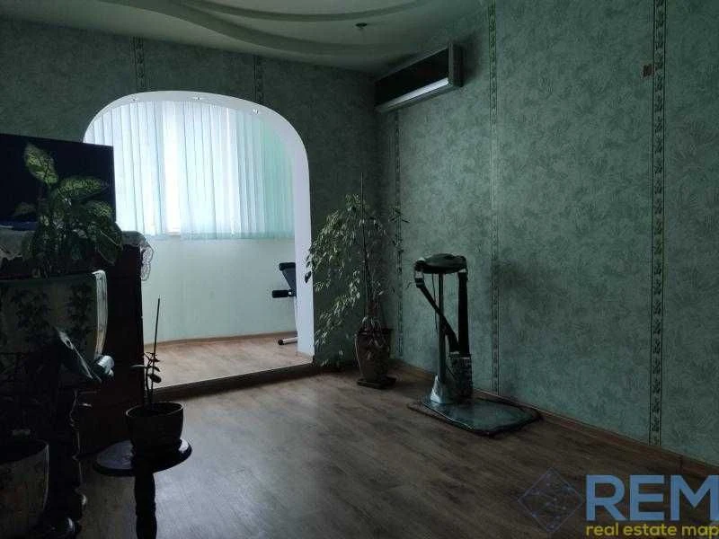 Продам 4-комнатную квартиру на Добровольского